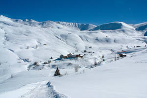 Ein Winterwanderweg führt vom Berghaus Arflina zum Berghaus Heuberge