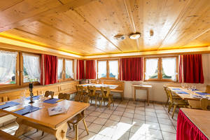 Der Gastraum im Berghaus Alpenrösli