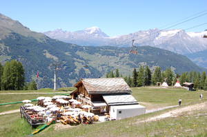 Mountain restaurant Hannighüsli in summer
