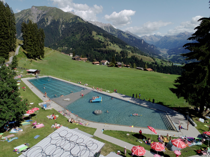 Schwimmbad aus der Vogelperspektive © Marco Schnell, suissedrohne.ch