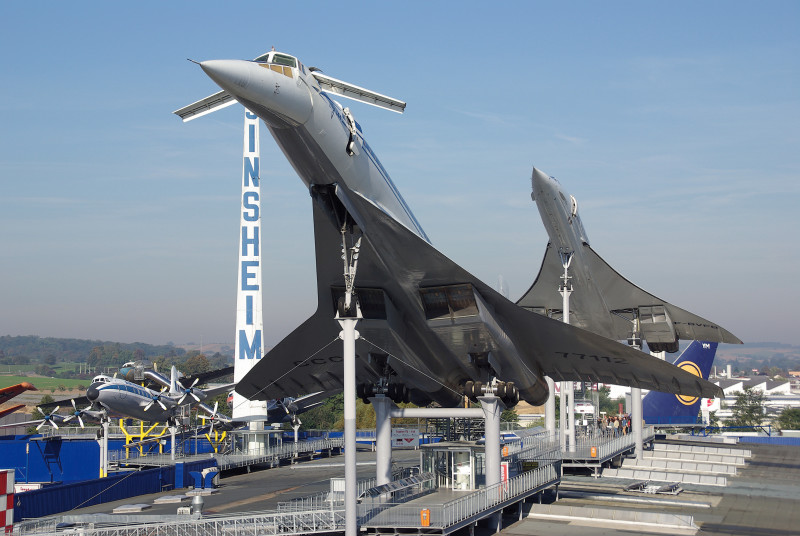 Restaurant mit Blick auf die Ausstellungsflugzeuge